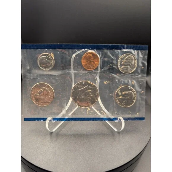 1981 U.S. Mint Set – 12 Coins P & D – Includes Both SBA Dollars – OGP - Picture 2 of 3